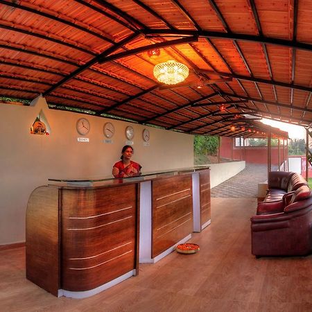By The Way Hotel Mysore Eksteriør billede