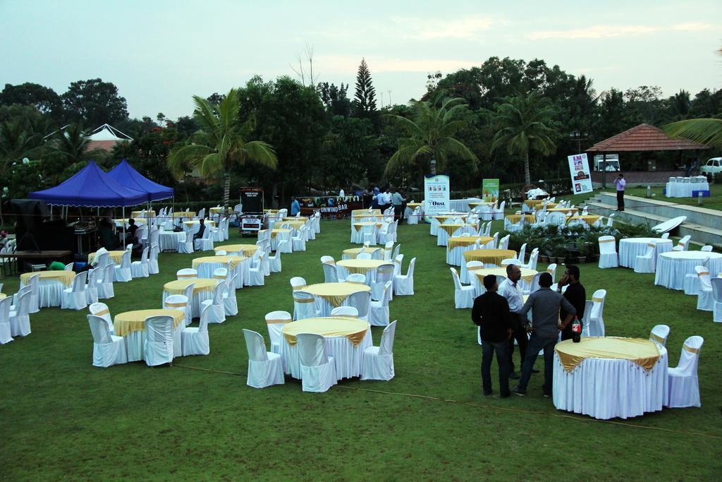 By The Way Hotel Mysore Eksteriør billede