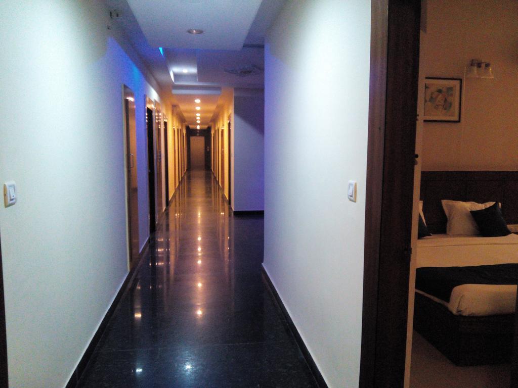 By The Way Hotel Mysore Eksteriør billede