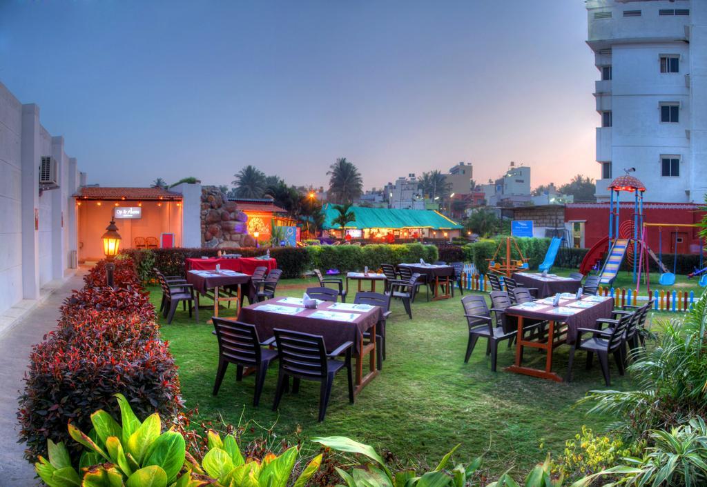 By The Way Hotel Mysore Eksteriør billede